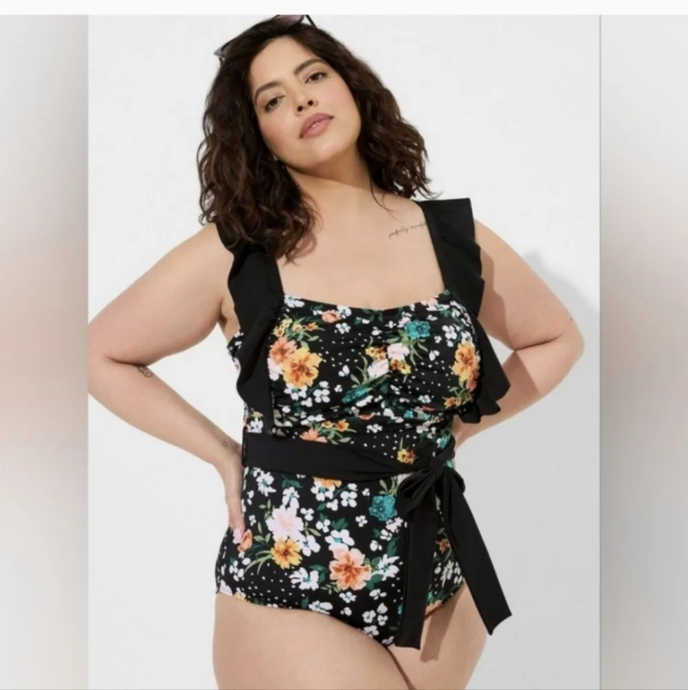 NWT Torrid 5 Wireless Bandeau Belted One Piece Swimsuit 5X 1 Pc Swim #5000