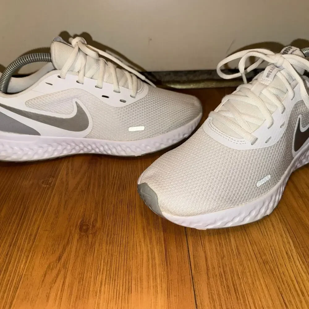 Nike Revolution Women’s Running Shoes Size 9.5 White Pure Platinum BQ3207-100
