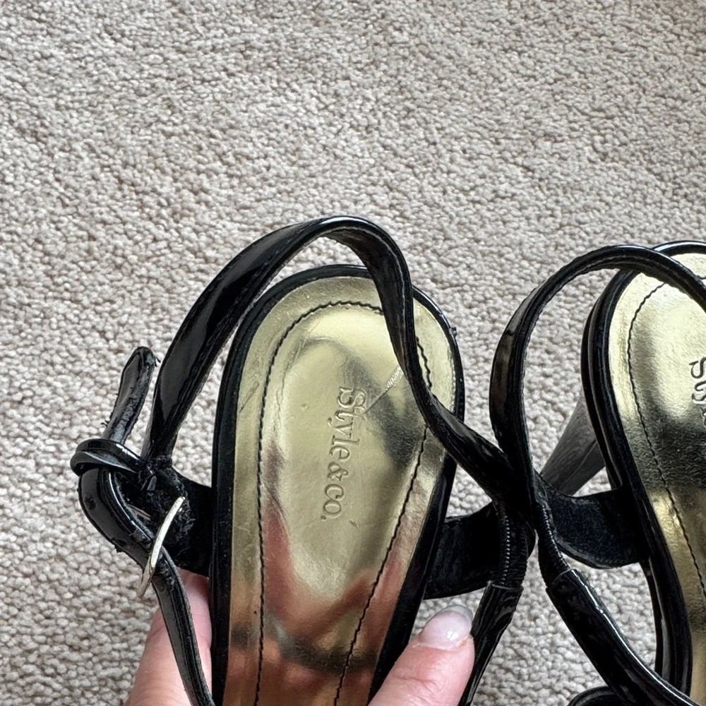 Style & Co. black features secure