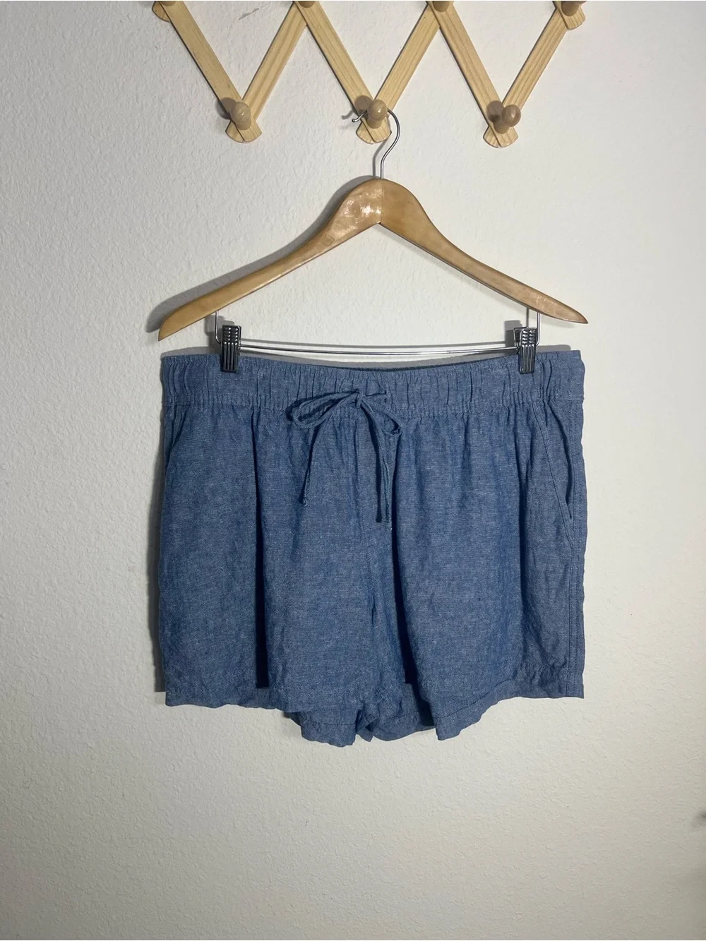 GAP • women’s linen blend pull on shorts with drawstring waist