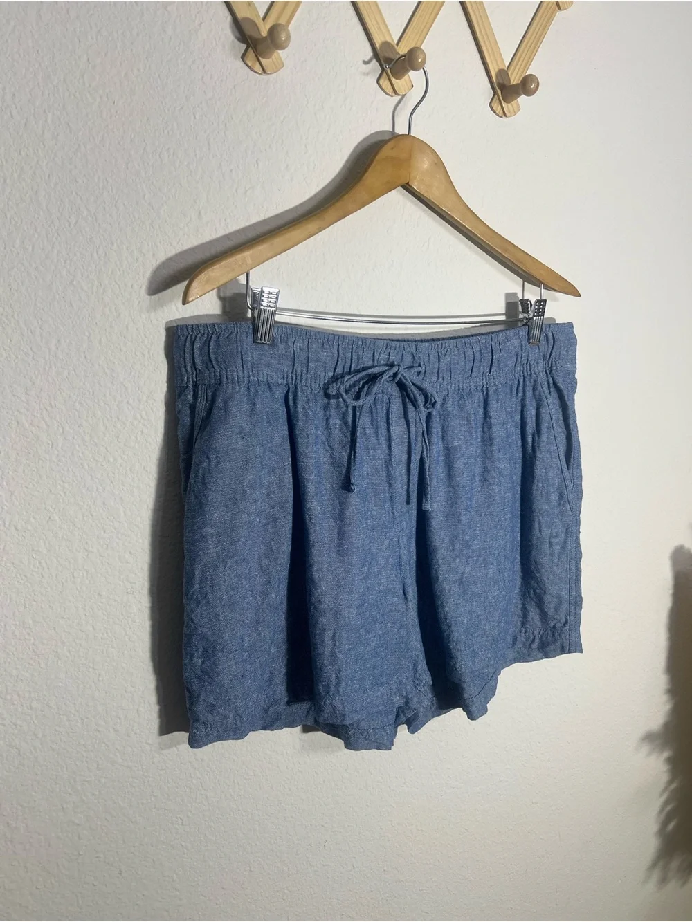 GAP • women’s linen blend pull on shorts with drawstring waist