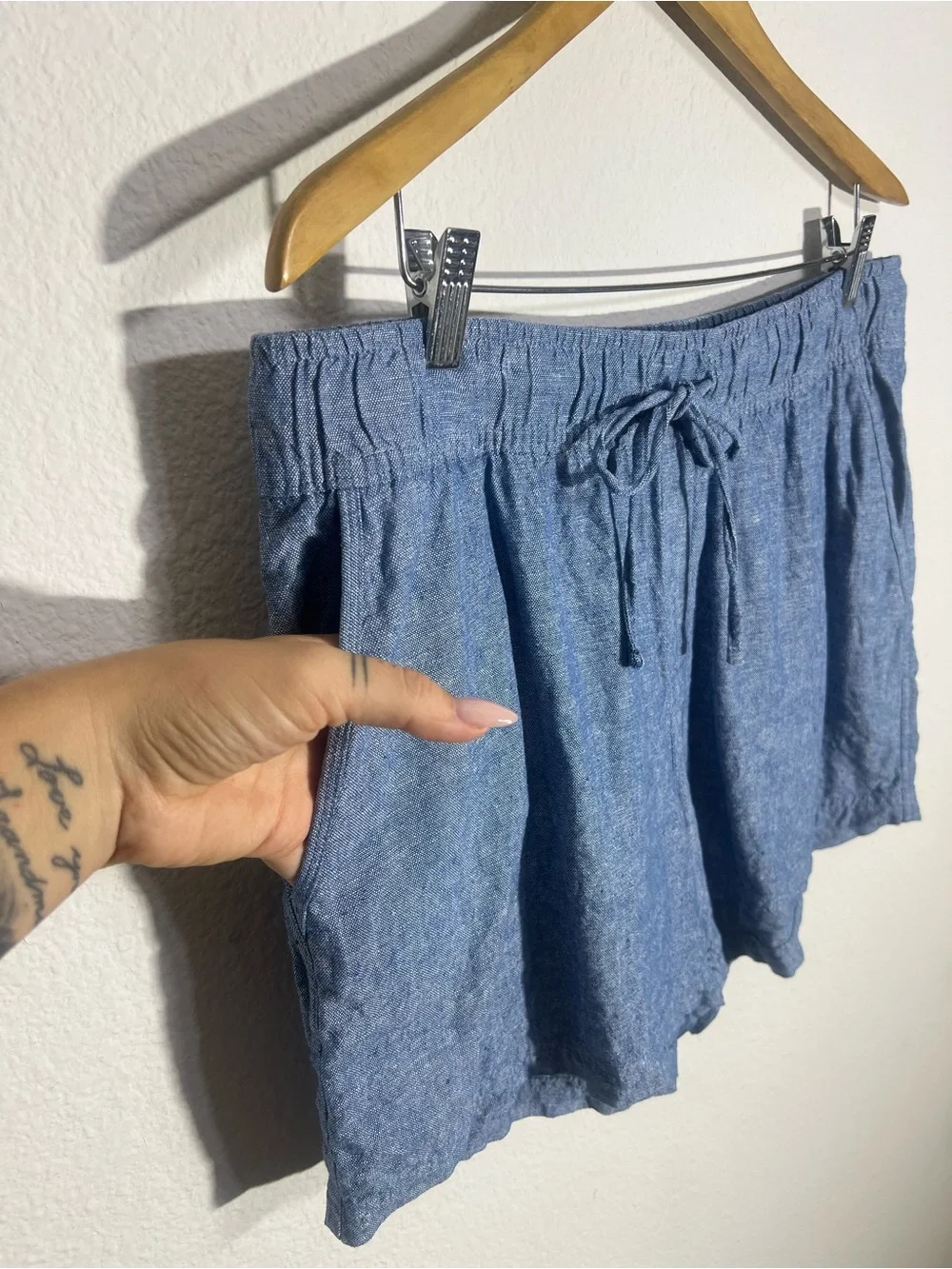GAP • women’s linen blend pull on shorts with drawstring waist