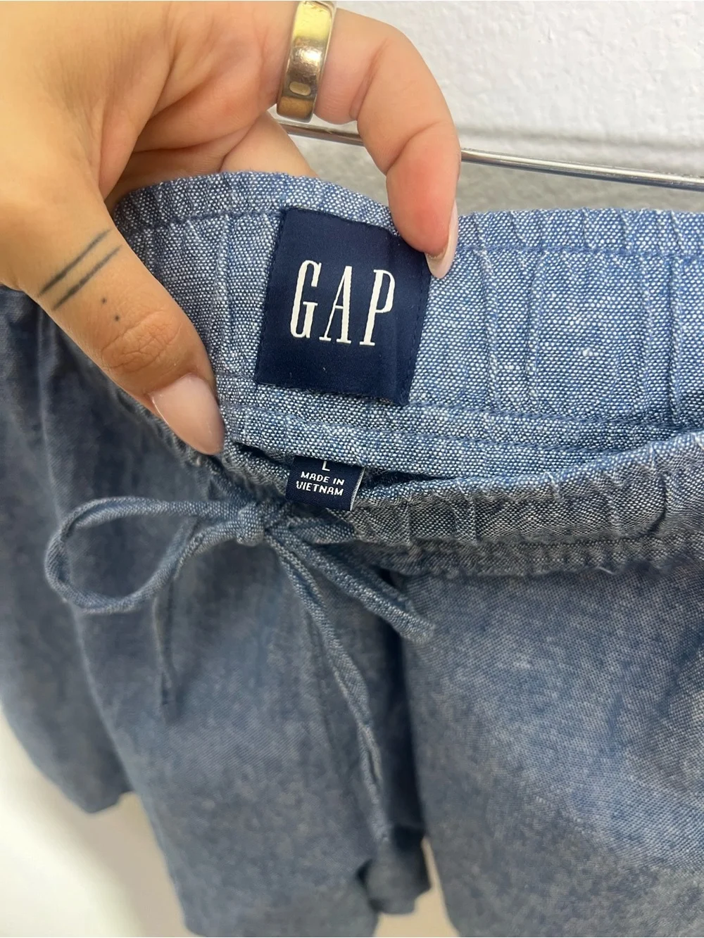 GAP • women’s linen blend pull on shorts with drawstring waist