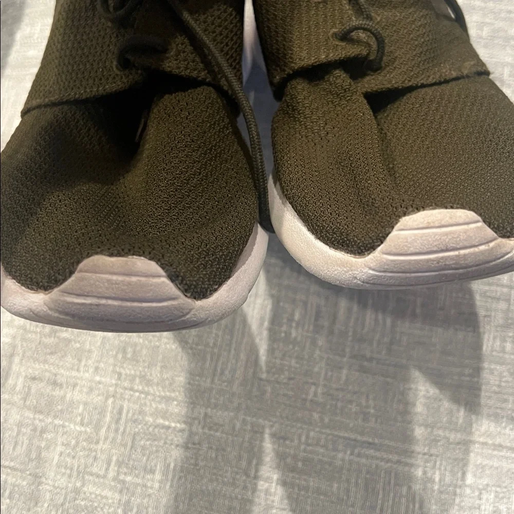 Nike Roshe One Sneakers Men's 8.5 Ultra Lightweight Running Shoe Cushioning