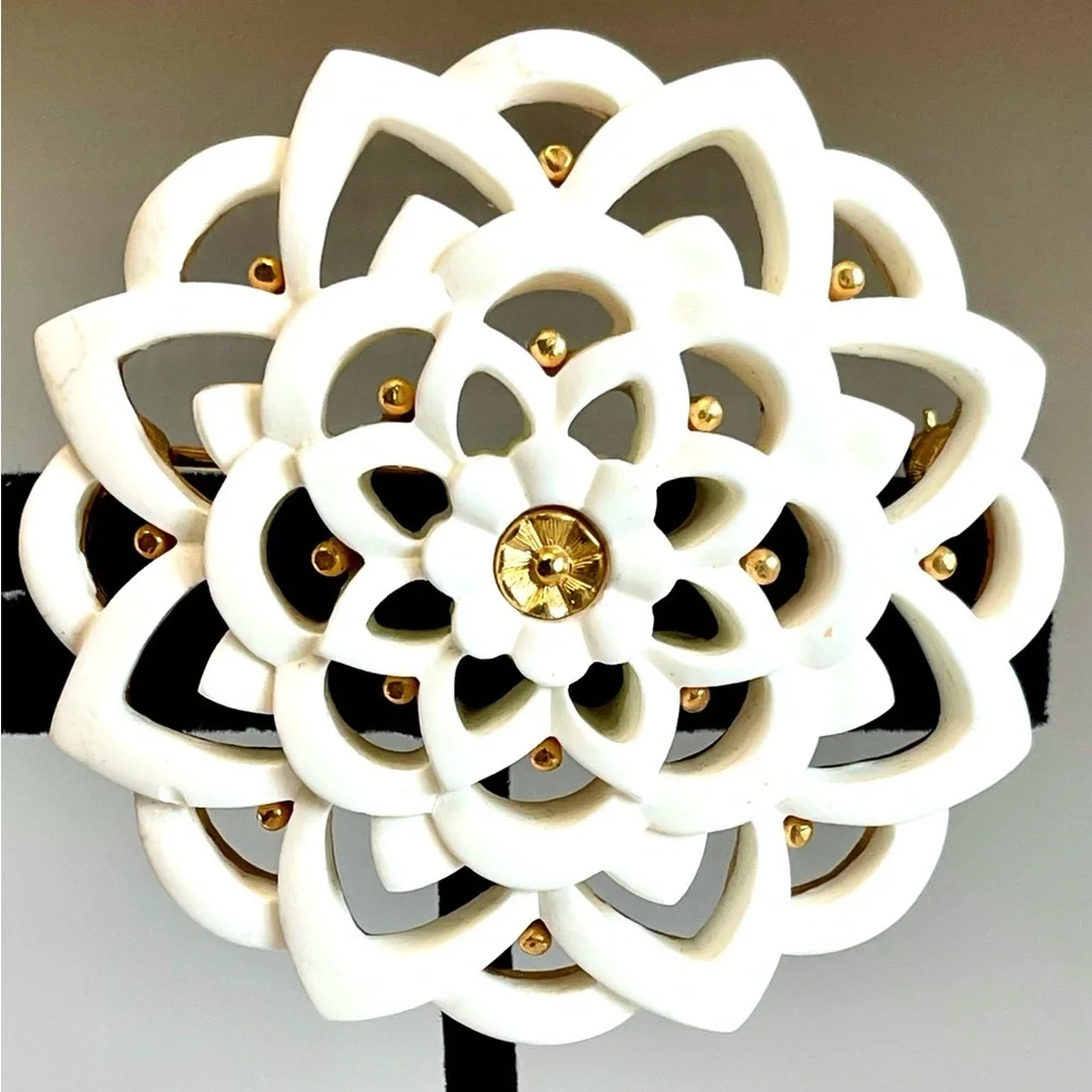 Monet Vintage White Acrylic Flower Brooch Pin Gold Tone Floral Mandala Chic 1980