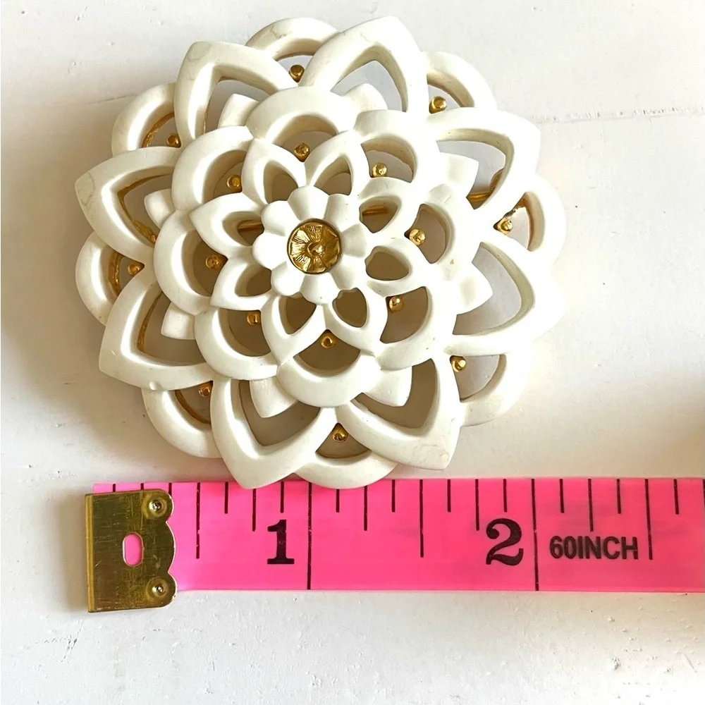 Monet Vintage White Acrylic Flower Brooch Pin Gold Tone Floral Mandala Chic 1980