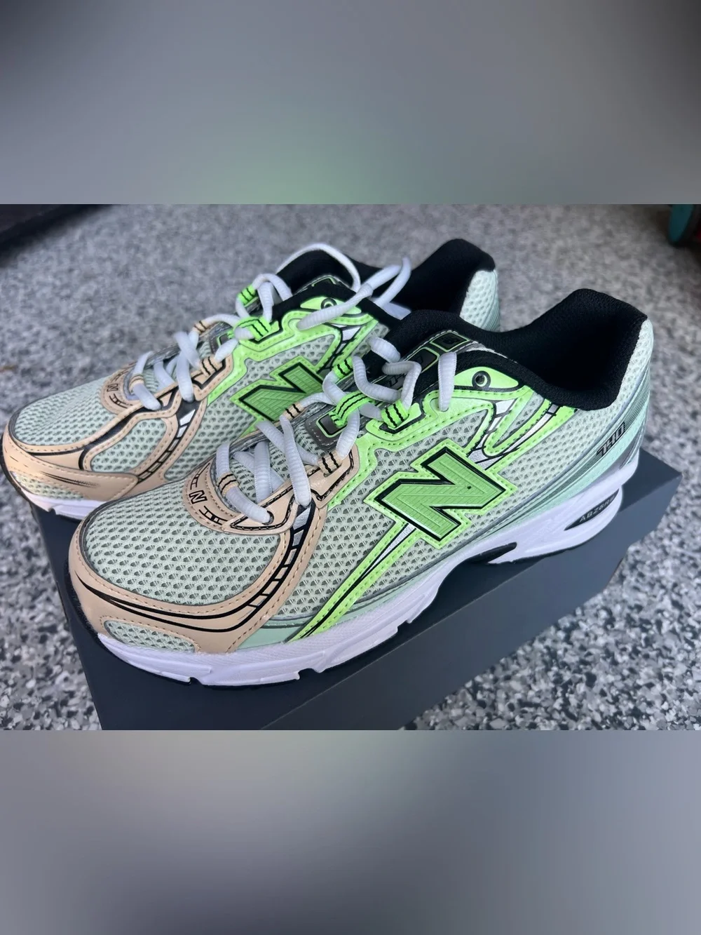 New Balance 740 - 6.5Y/8W