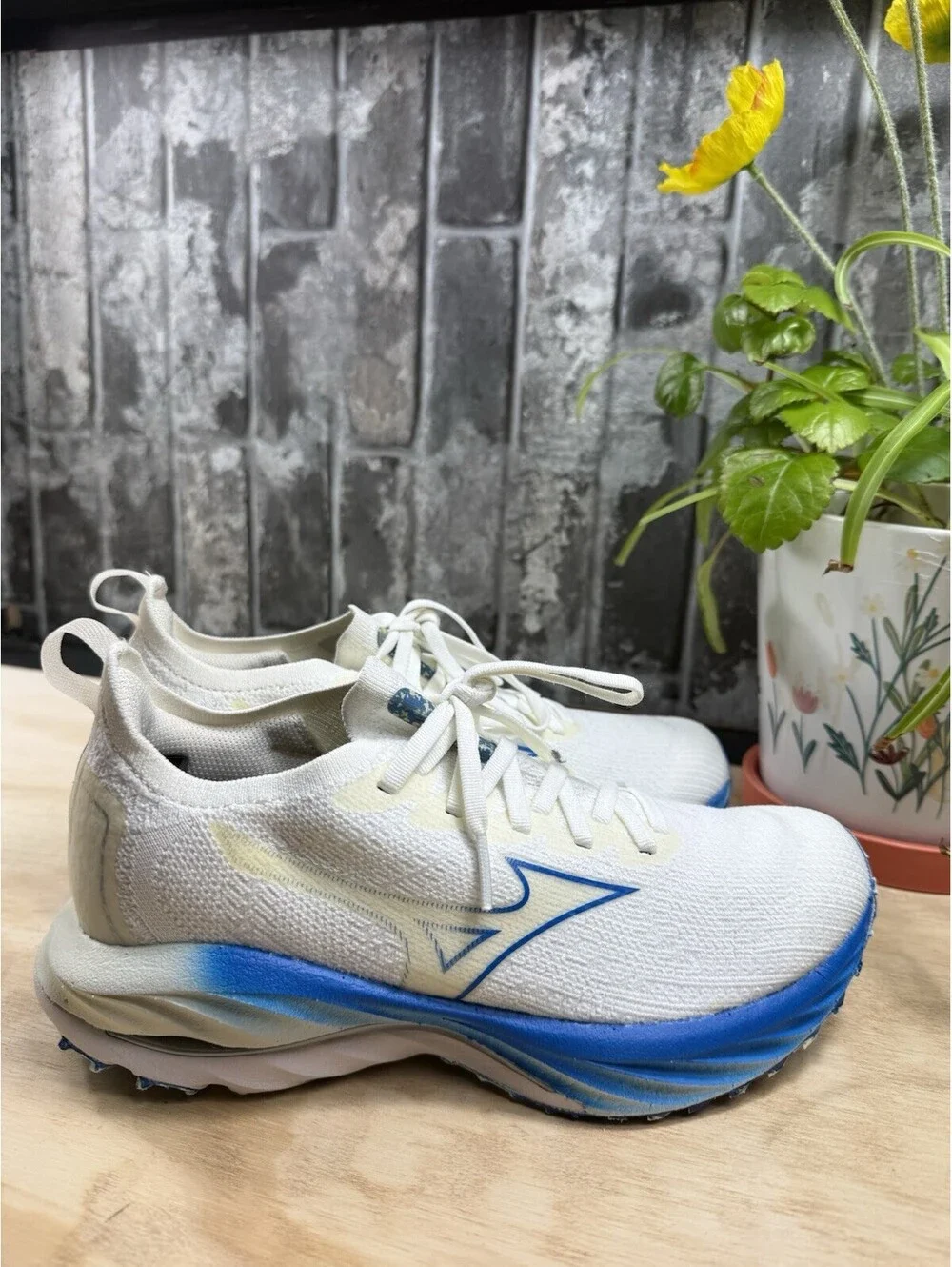 Mizuno Wave Neo Wind Women’s White/Blue Low Top Lace-Up Knit Sneakers J1GD227821