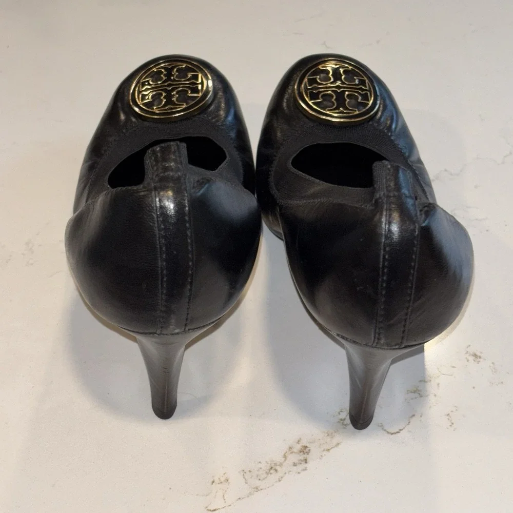 Tory Burch Caroline Black Patent Leather Pump Gold Logo 10.5 EUC