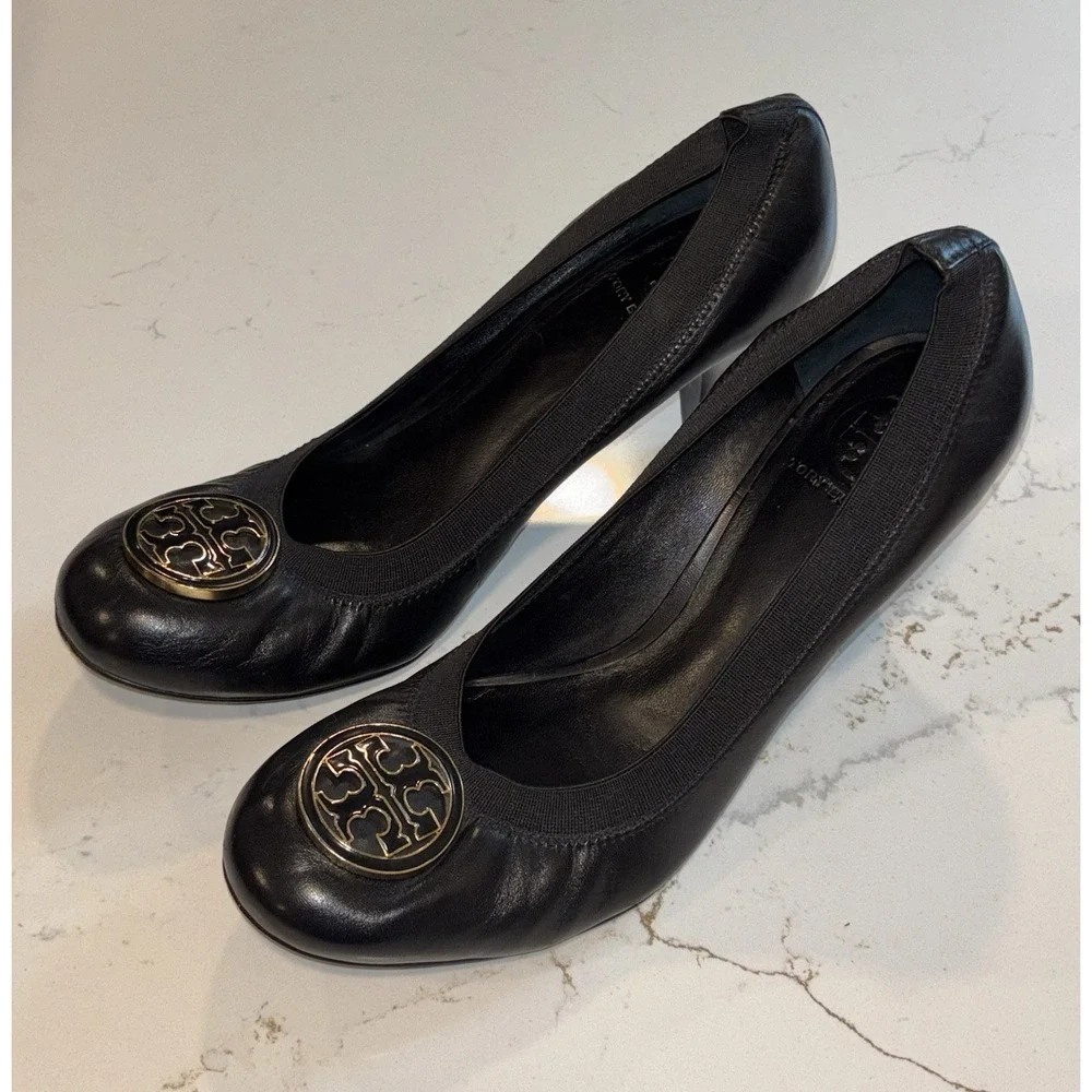 Tory Burch Caroline Black Patent Leather Pump Gold Logo 10.5 EUC