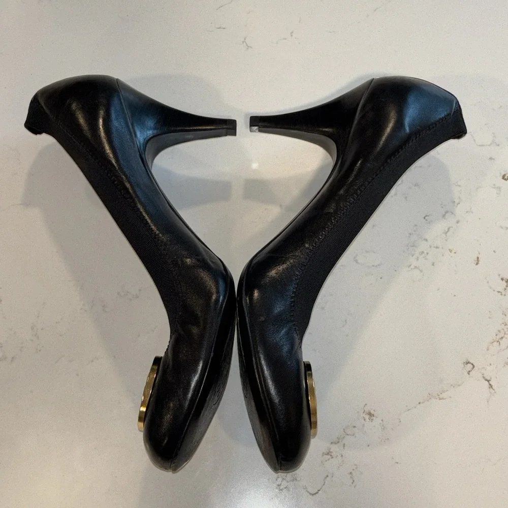 Tory Burch Caroline Black Patent Leather Pump Gold Logo 10.5 EUC