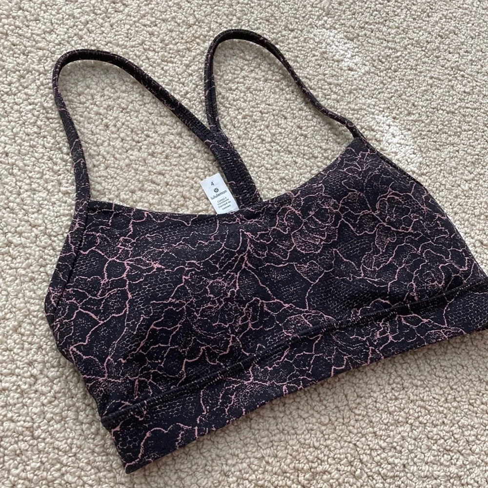 LULULEMON Flow Y Bra Nulu Spanish Rose Lacescape Pink Black Size 4 Soft Like New